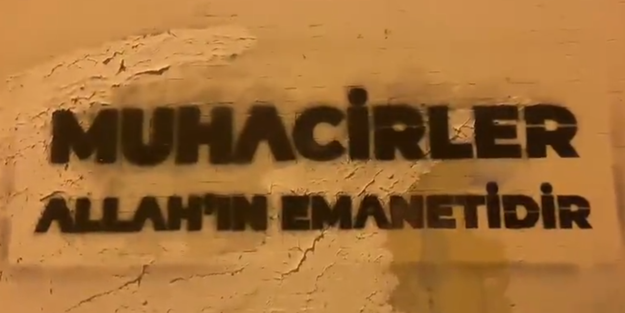 Özgür Der sokakları bu yazı ile donattı: Muhacirler Allah'ın emanetidir!