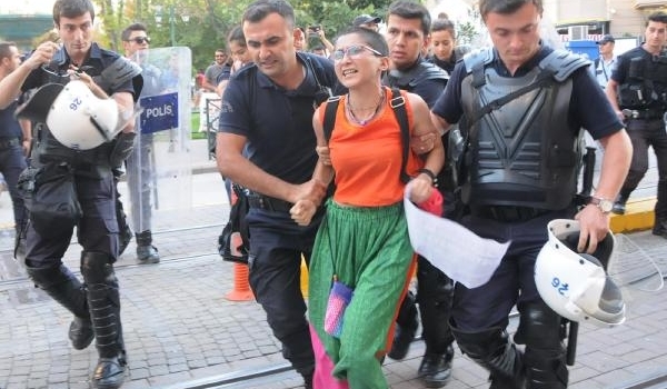 Özgür Gündem'in kapatılmasını protesto eden HDP İl Başkanı gözaltına alındı