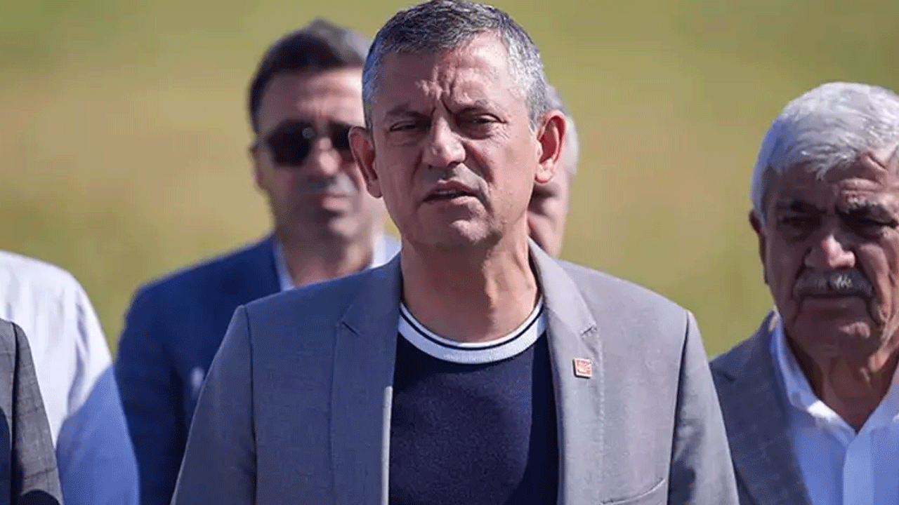 Özgür koşa koşa Ekrem'in yanına gitti