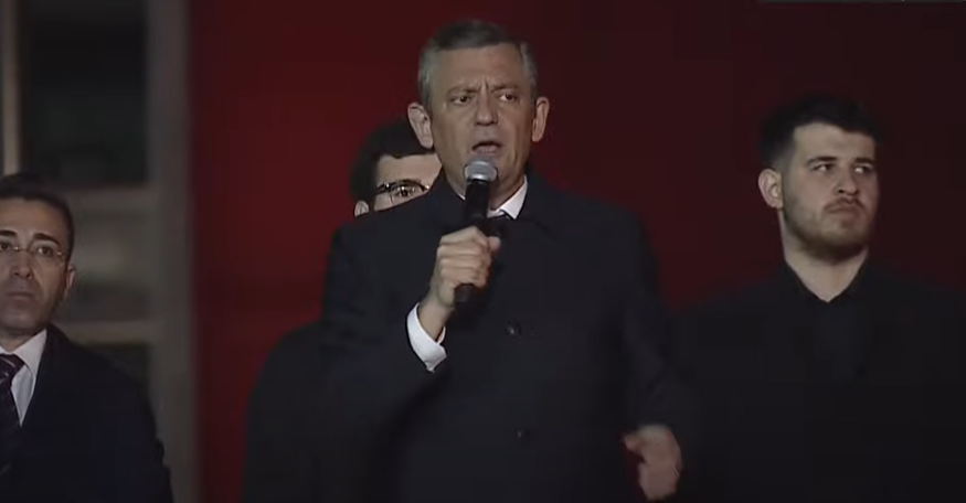 Özgür Özel, 500 yıllık Şehzadebaşı Camii’nin adını ‘şehzade paşa’ yaptı