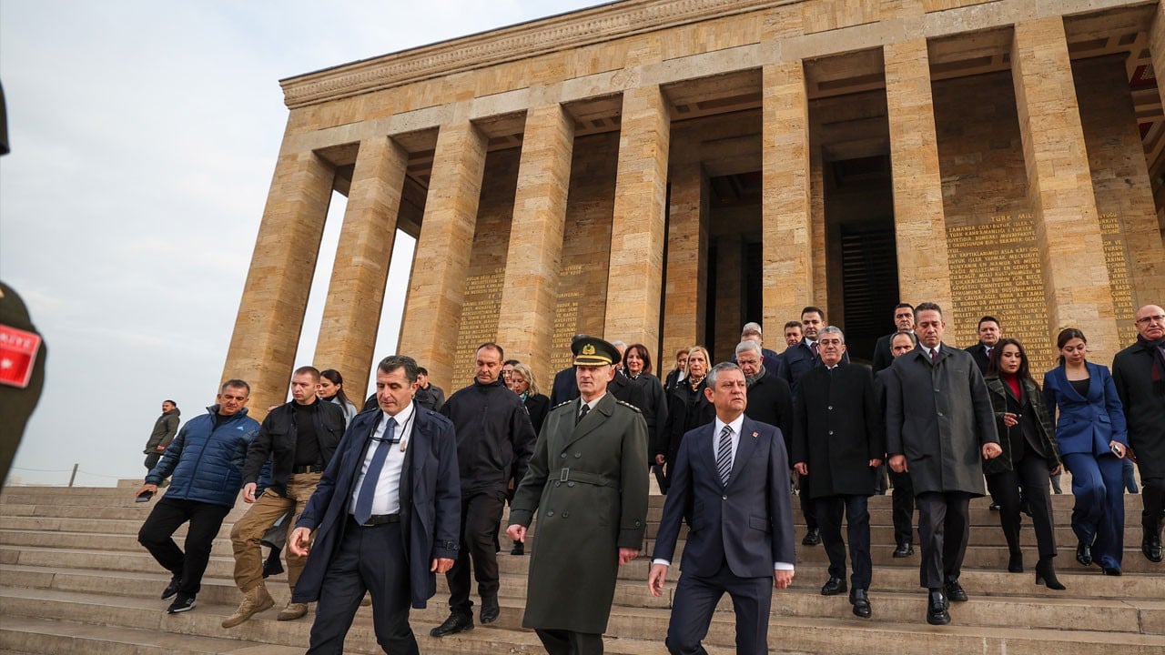 Özgür Özel Anıtkabir’de: Atam senin partinin programına LGBT’yi de aldık!