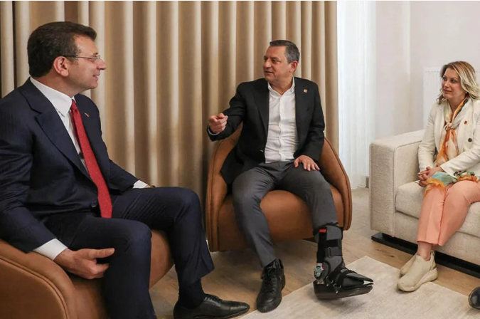 Özgür Özel ayak röntgen filmlerini paylaştı! Nasıl bir ev kazası bu?