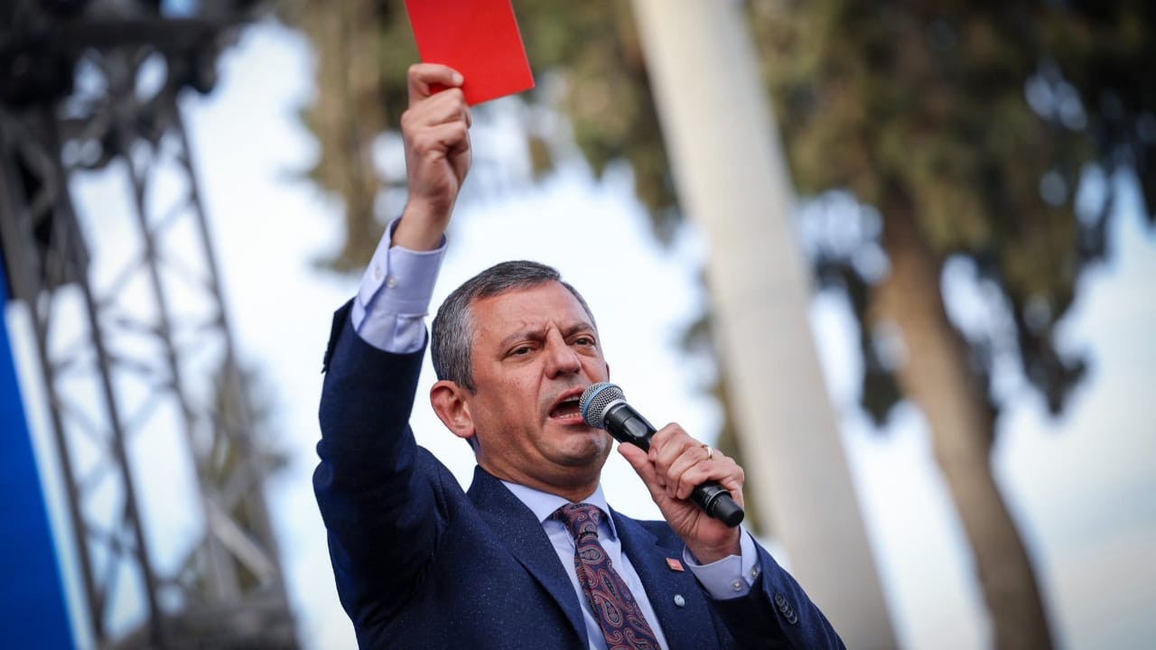 Özgür Özel baltayı taşa vurdu! Sürpriz fos çıkınca CHP’liler tepki yağdırdı