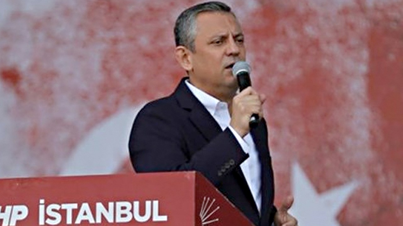 Özgür Özel biraz kalabalık görünce dağıtıyor! Yeni boykot listesini duyurdu!