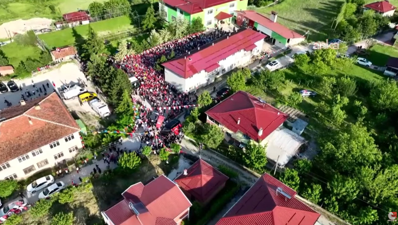 Özgür Özel bu mitingten sadece 2 oy almış. Öyleyse bu kalaba
