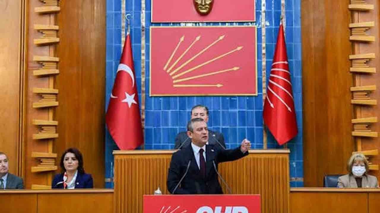 Özgür Özel CHP Grup Başkanı seçildiğini CHP adına açıkladı! Fondaş isim Özel’den "CHP Genel Başkanı" diye bahsederek yargıya kafa tuttu!