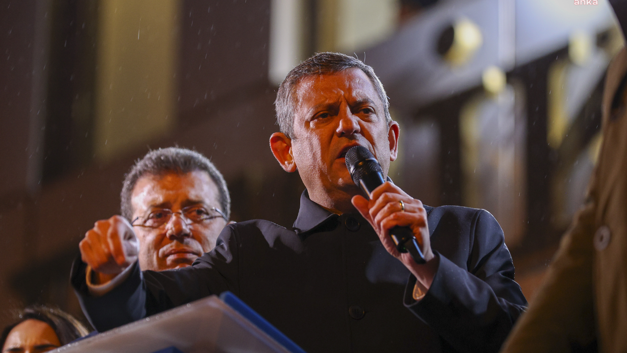 Özgür Özel, DHKP-C sloganı eşliğinde İmamoğlu’nun adaylığını duyurdu!