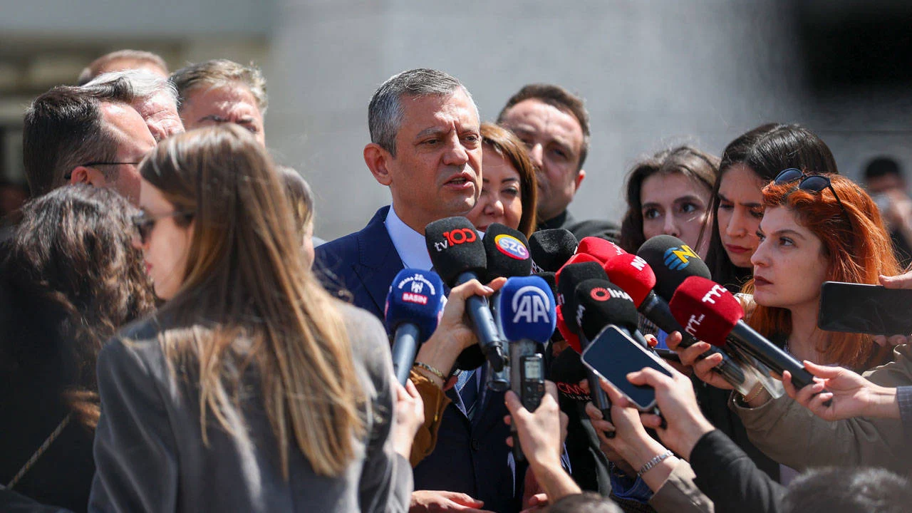 Özgür Özel İmamoğlu'nun sahte diploması için Danıştay kapılarında!