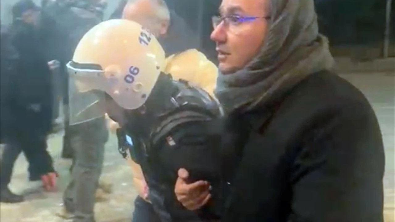 Özgür Özel ısrarla sokağa çağırmıştı! Göstericiler polisi yaraladı