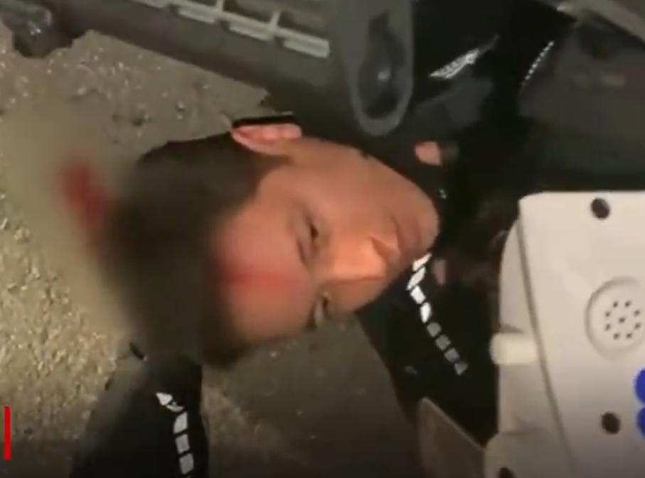 Özgür Özel kışkırtmaya devam ettikçe vandallar azıyor! Ankara’da polise baltayla saldırdılar İşte o görüntüler…