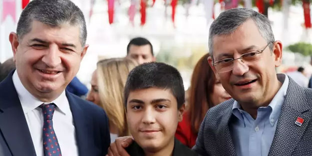 Özgür Özel, mahalle yanarken villasını korumaya aldıran CHP'li Başkan'ı yeniden aday olarak açıkladı