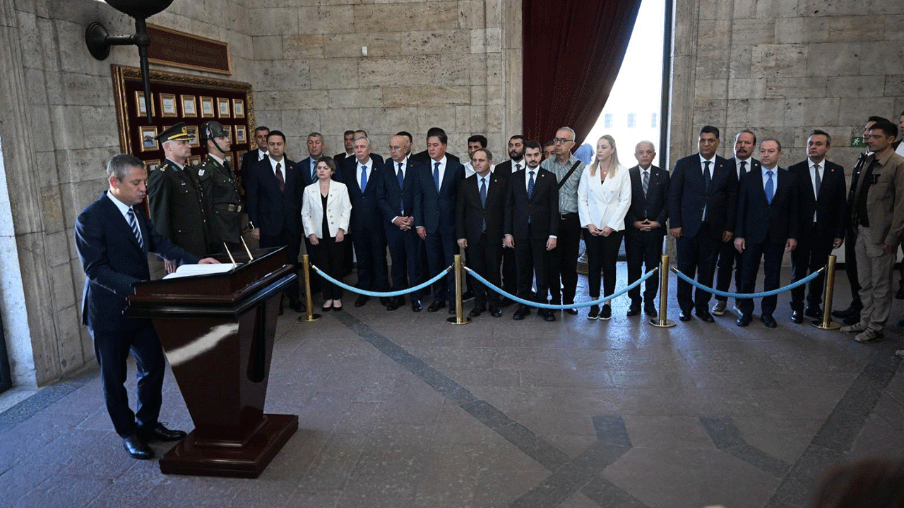 Özgür Özel Mustafa Kemal’e de yalan söyledi! Anıtkabir’de hileli kurultay savunması