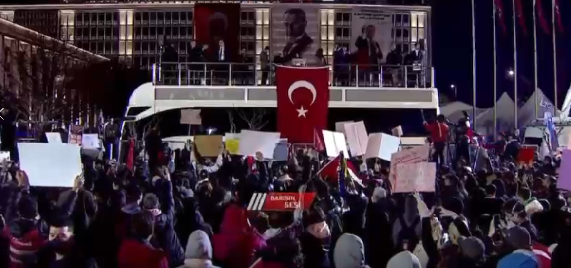 Özgür Özel ne yapacağını şaşırdı! Bu sefer İmamoğlu destekçisi CHP’liyi alandan hakaret ederek kovdu