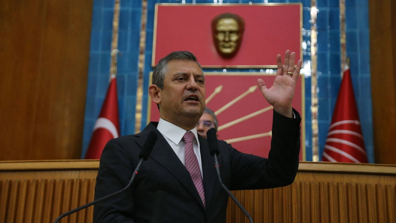 Özgür Özel önce CHP'deki tiyatrocuları düzeltsin! CHP cenahındaki havaya bakınca "gaflet, dalalet ve hıyanet" halinden başka bir şey görünmüyor