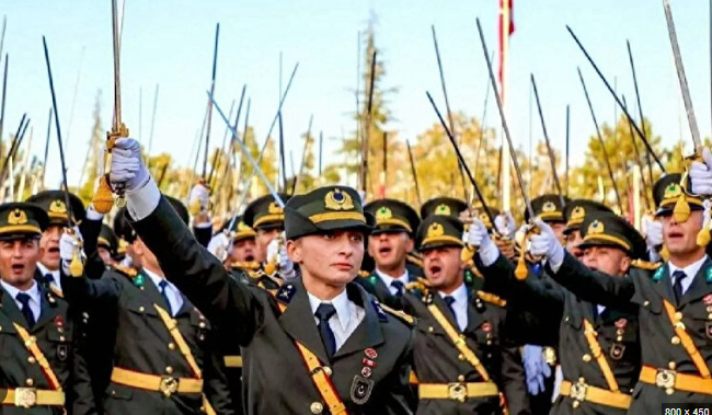 Özgür Özel: Rütbelerini takmayan namussuzdur, şerefsizdir! Ordudan atılan korsan teğmenlere bu sözlerle sahip çıktı