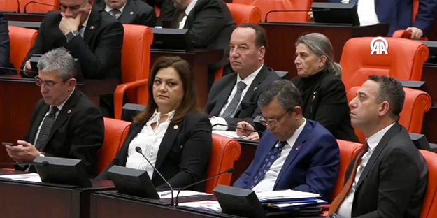 Özgür Özel, TBMM’de ‘terörle mücadele’ oturumunda uyukladı!