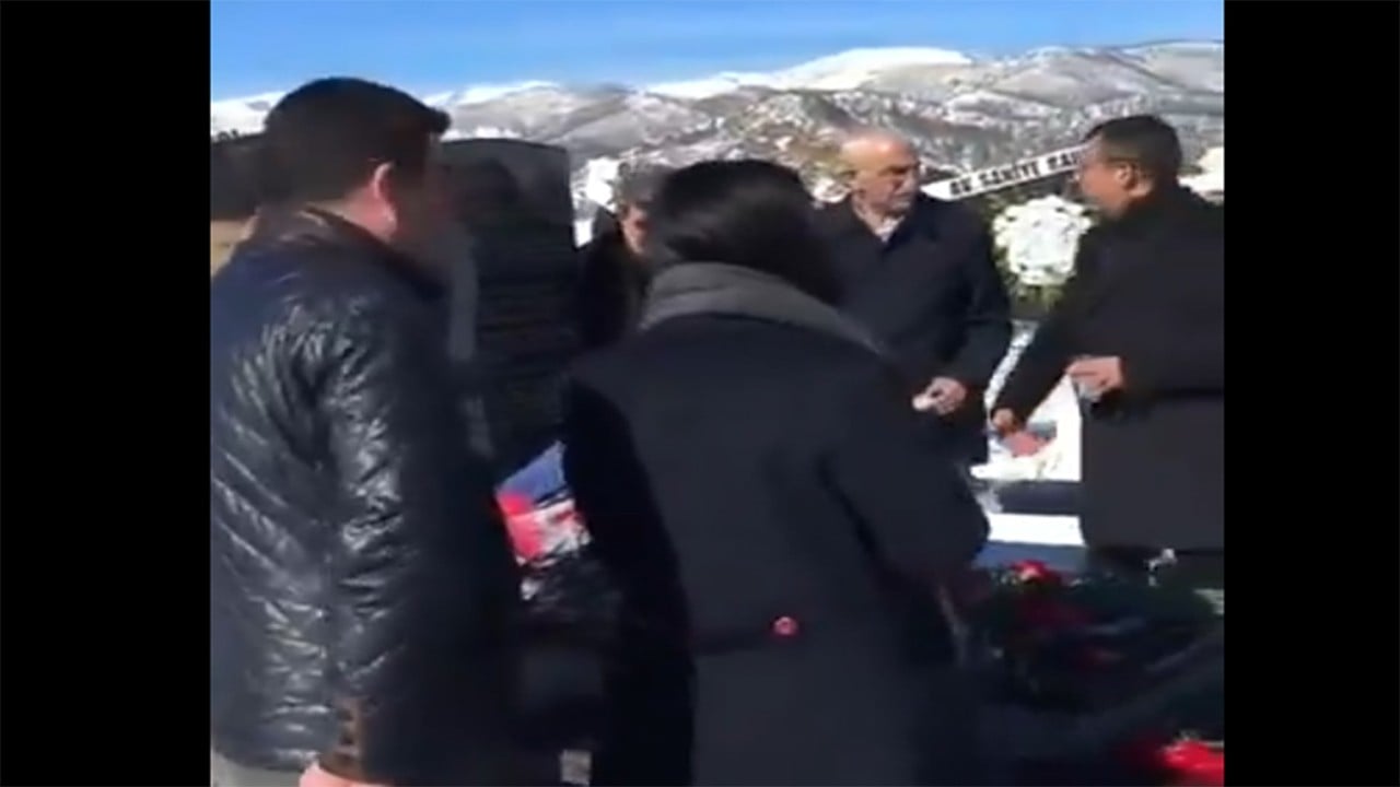 Özgür Özel ve saz arkadaşları mezar başında rakı içmiş