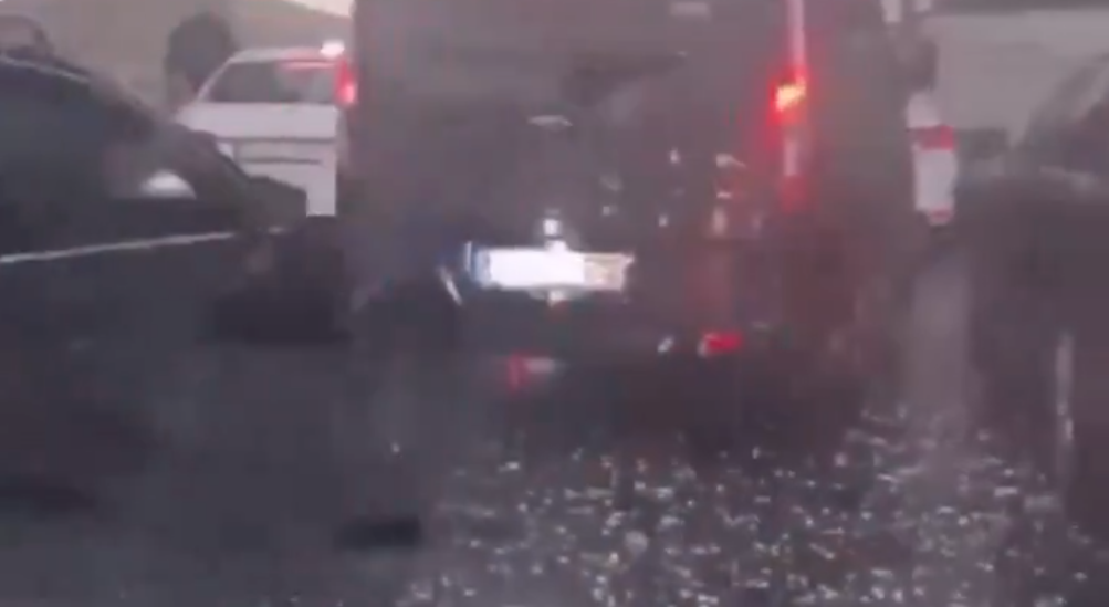 Özgür Özel yağmurdan kaçarken doluya tutuldu