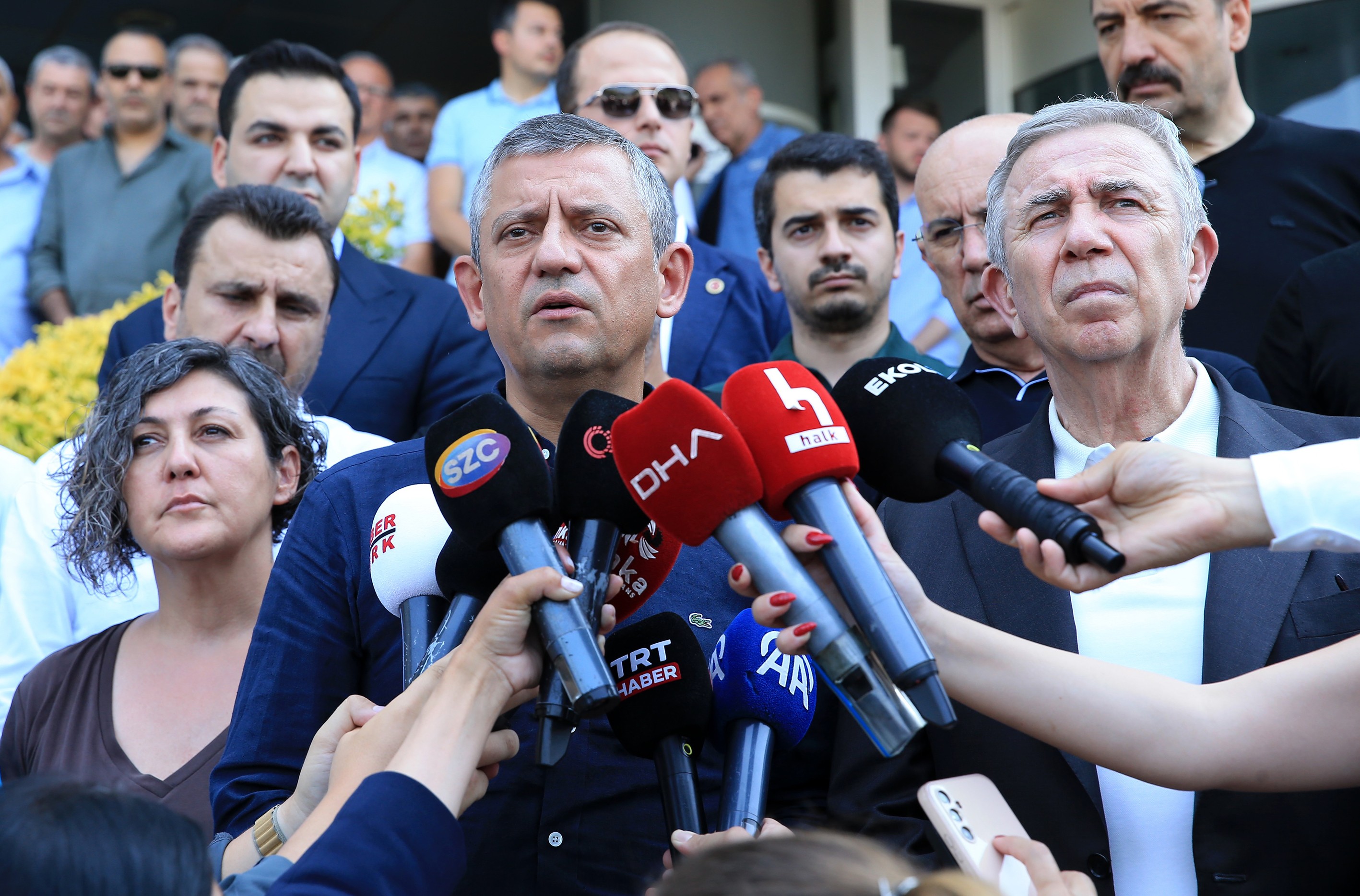 Özgür Özel’den ‘Ferdi Zeyrek’ açıklaması! Dikkat çeken Fahrettin Koca ve WhatsApp grubu ayrıntısı