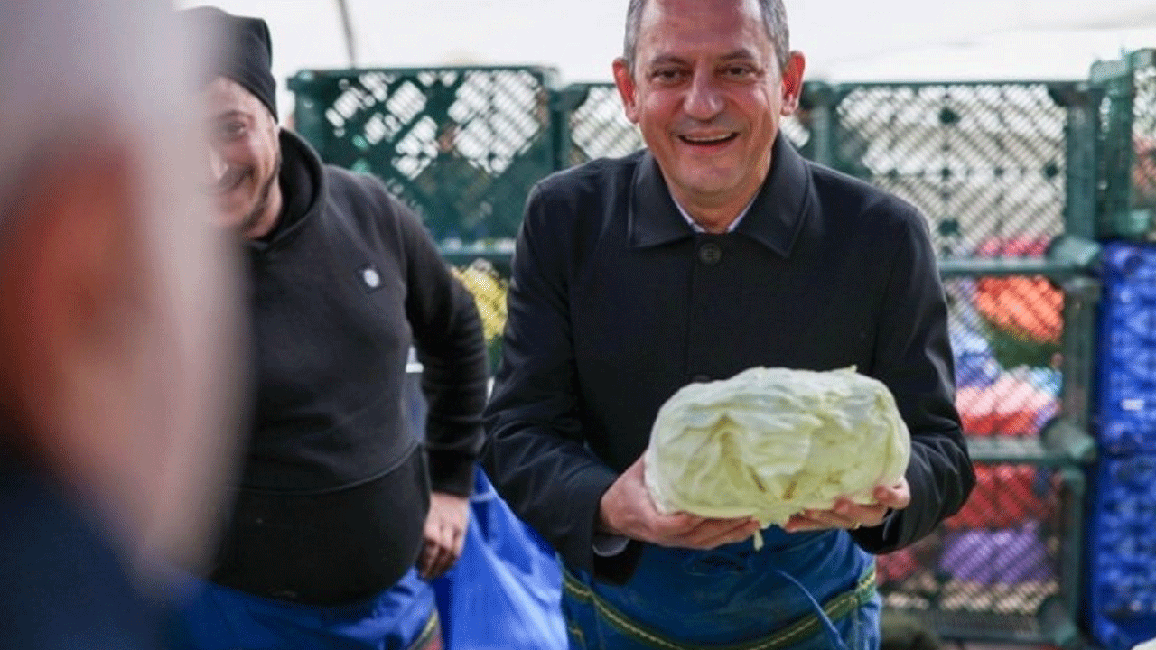 Özgür Özel’den kameralar eşliğinde Pazar Show! Semt pazarında lahana sattı