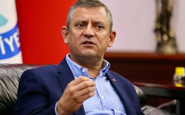 Özgür Özel'in ayağı kırıldı