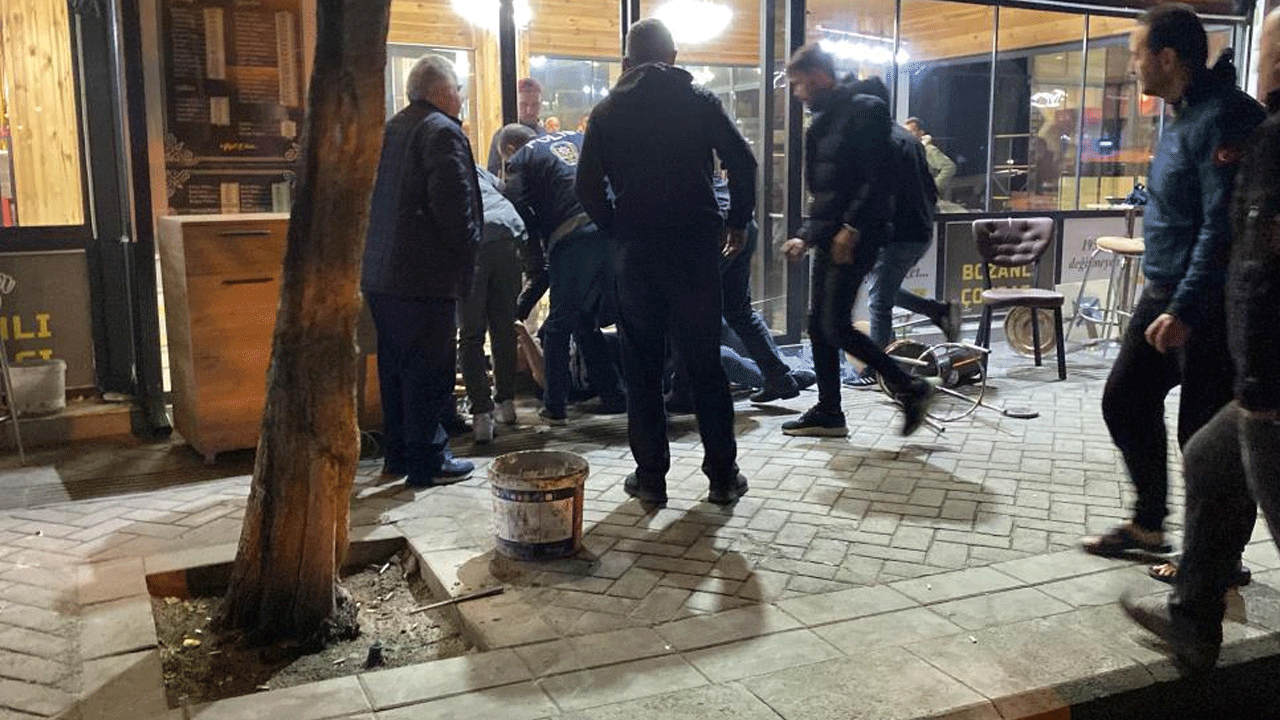 Özgür Özel'in indirim vaat ettiği alkolün etkisi: İş makineleriyle birbirlerine girdiler