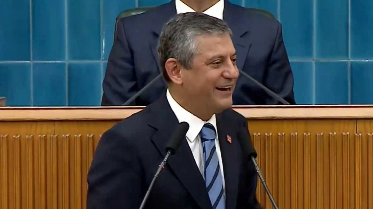 Özgür Özel’in slogan atan partiliye tepkisi gündem oldu: Şu başarısız bıyıklı slogancıyı...