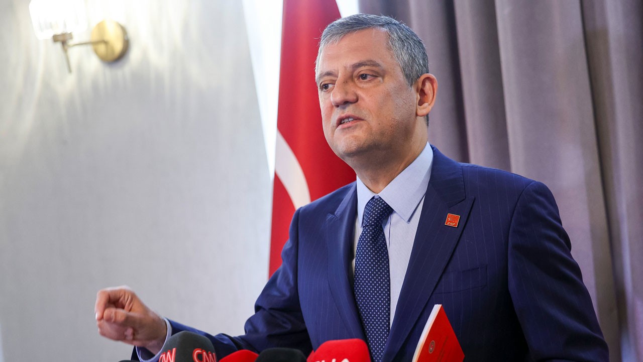 Özgür sonunda motoru yaktı: Erken seçim istememek anayasa ihlaliymiş!