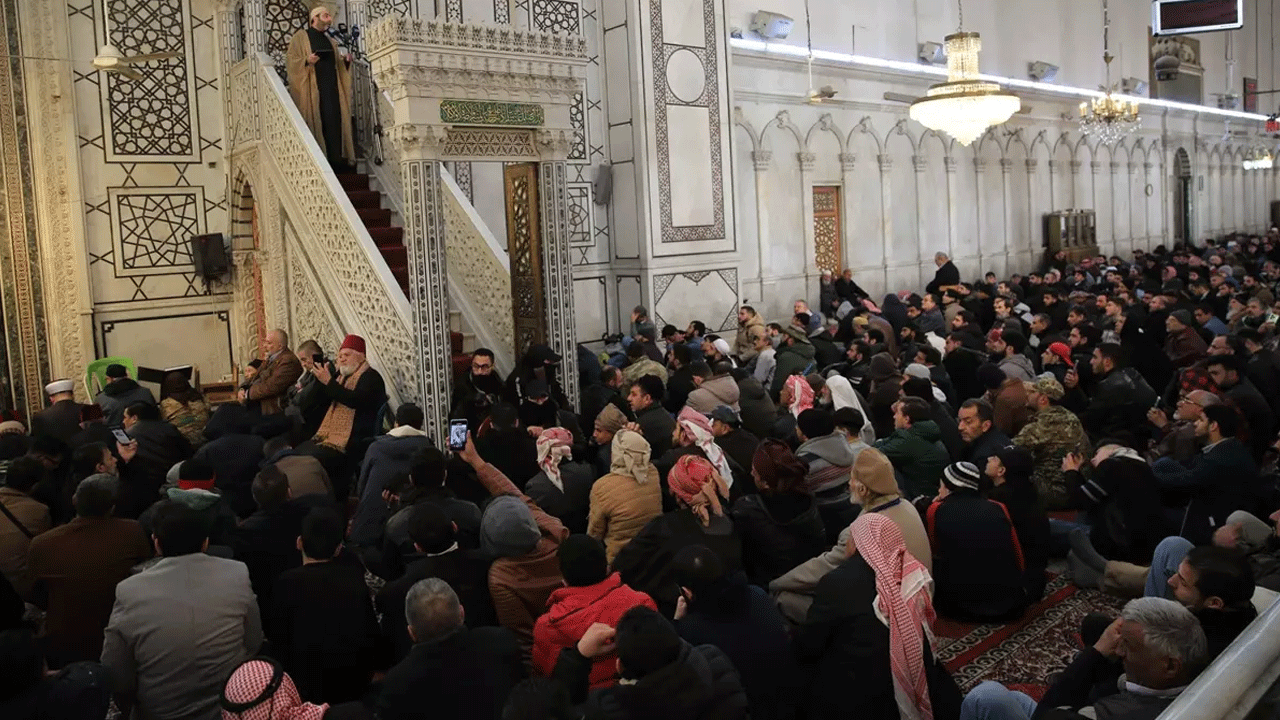Özgür Suriye'de Emevi Camii'ne akın