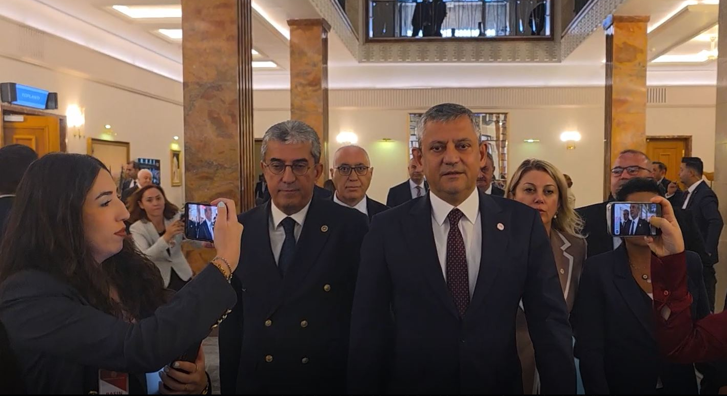 Özgür ve avanesi Meclis’i terk etmişti! Utanmadan devlete ve yargıya iftira atmaya kalkıştı