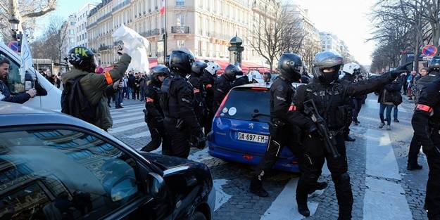 Özgürlük Konvoyu’nda Fransız polisin sürücüye silah doğrultmasına soruşturma