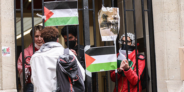 'Özgürlükler ülkesi' Fransa'da katliam karşıtı öğrencilere dayak!