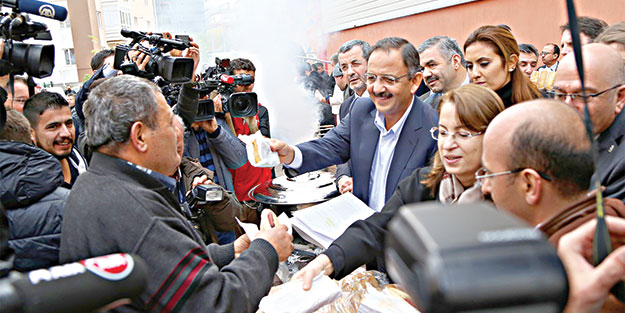 Özhaseki yine sucuk dağıttı