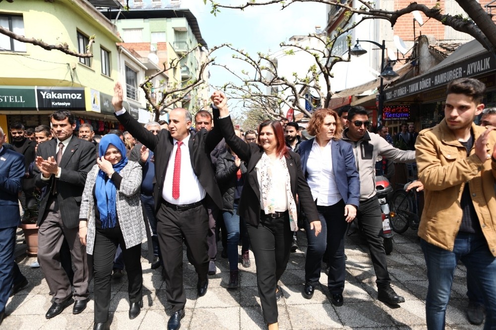 Özlem Çeçrioğlu’ndan İncirliova pazarına ziyaret 