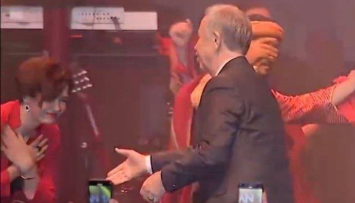 Özlem Gürses’e bak sen yahu! Bu ne iş bacım?