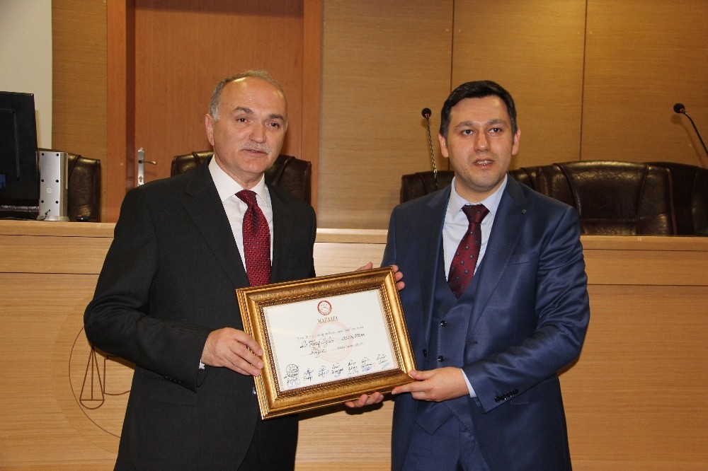 Özlü, mazbatasını alarak belediye başkanlığı makamına oturdu 