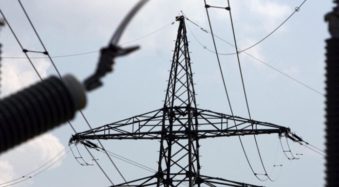 Özrü kabahatinden büyük! Hem kaçak elektrik kullandı hem de ekiplere ateş açtı