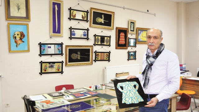 Padişah kaftanlarını cam altına işliyor