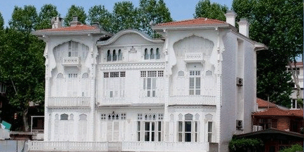 Padişah torunları dehşeti yaşadı! Bıçak çekip cama dayandı