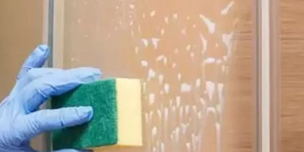 Pahalı ürünlere önce son verin! Doğal ürün: duşakabin camlarını ışıl ışıl yapıyor!