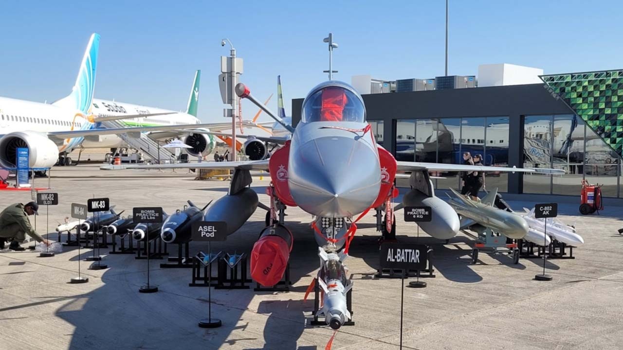 Pakistan Bahreyn'de: JF-17 Block III savaş uçağını sergiliyor!