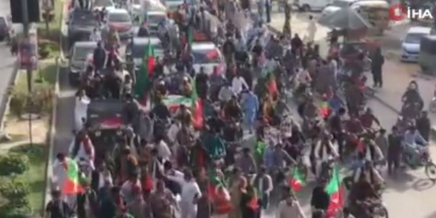 İmran Khan meydan okudu: Hükümeti devirmek için dışarıdan komplo düzenlediler