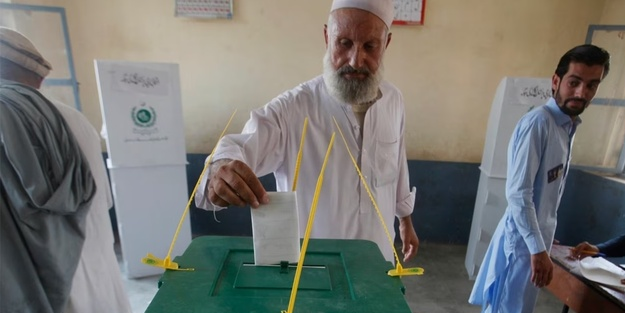Pakistan halkı sandık başında