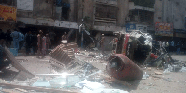 Pakistan kan gölüne döndü!