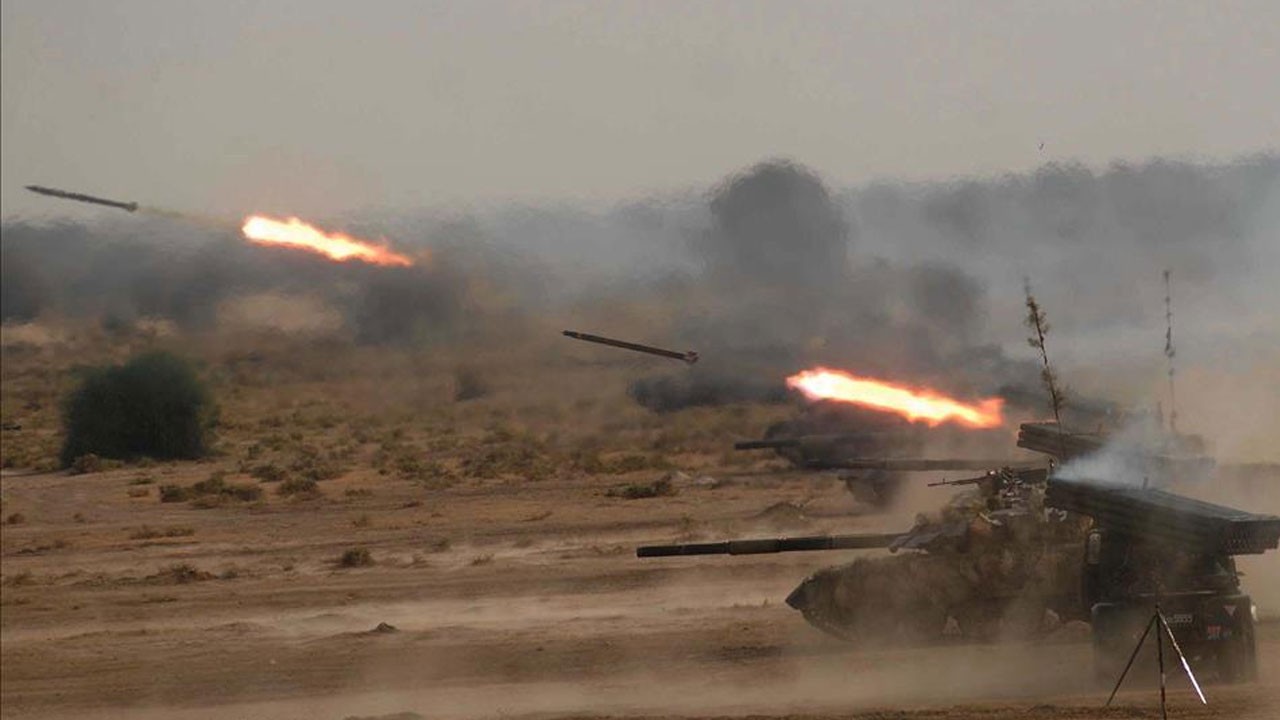 Pakistan ordusu gerçek mühimmatla tatbikat yaptı