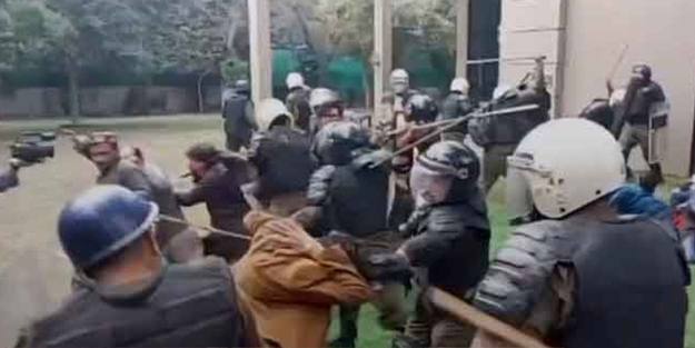 Pakistan polisi eski başbakan İmran Han'ın evini bastı!