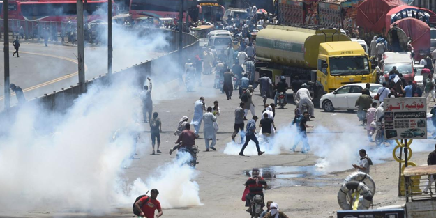 Pakistan polisi ile İmran Han destekçileri karşı karşıya!