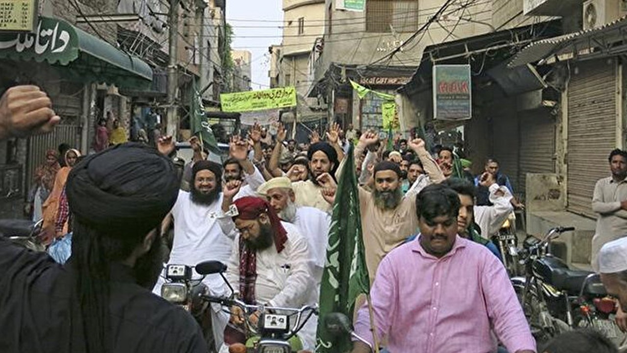 Pakistan 'Tahrik-i Lebbeyk Pakistan' partisini yasaklı örgüt ilan etti, yeniden yasaklandı
