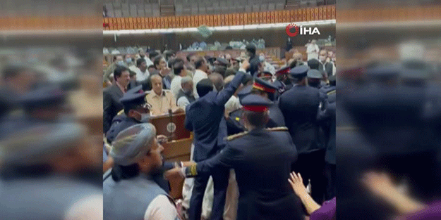 Pakistan Ulusal Meclisi’nde bütçe defterleri havada uçuştu