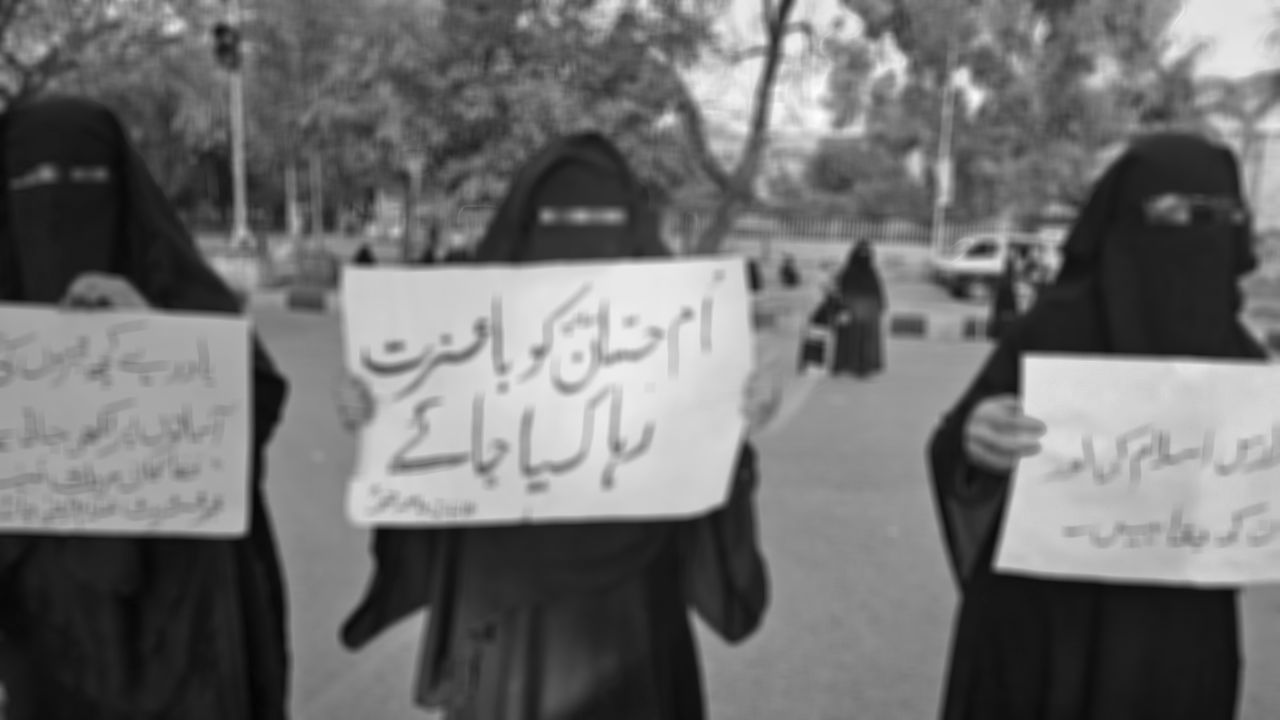 Pakistan yönetimi en büyük kadın medresesinin müdürü Ümmü Hasan'ı hapsetti